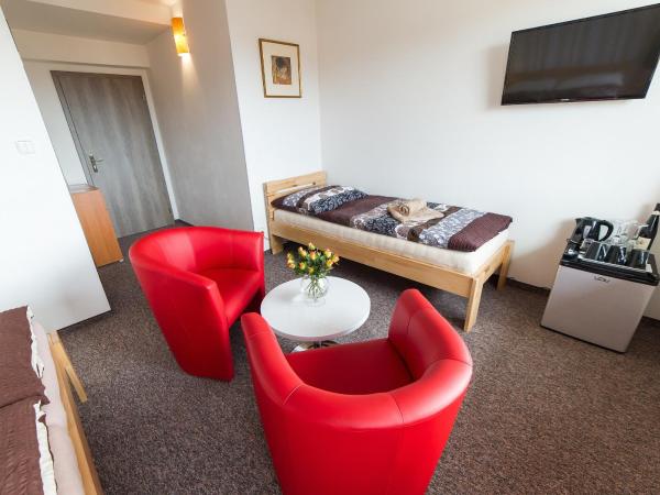Penzion TOP : photo 1 de la chambre chambre triple avec balcon