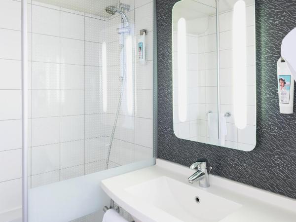 ibis Bordeaux Centre Meriadeck : photo 3 de la chambre chambre standard avec trois lits simples