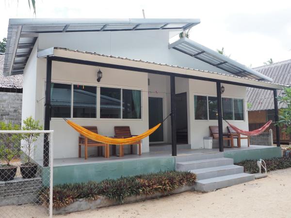 Bluesky Beach Bungalows : photo 5 de la chambre chambre double deluxe - vue latérale sur mer