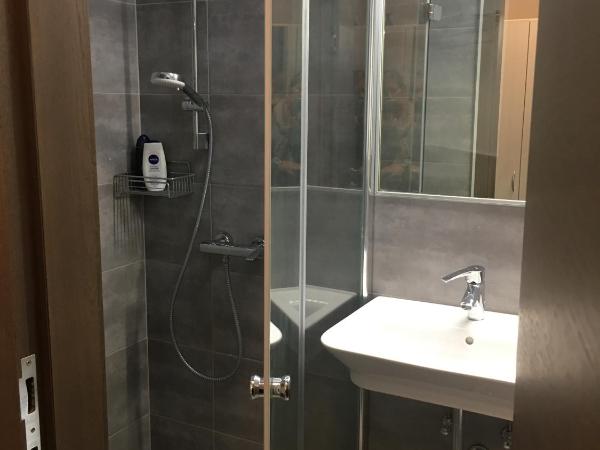 Calypso Lakeside Rooms & Lux Apartments : photo 1 de la chambre chambre double avec balcon – vue sur lac