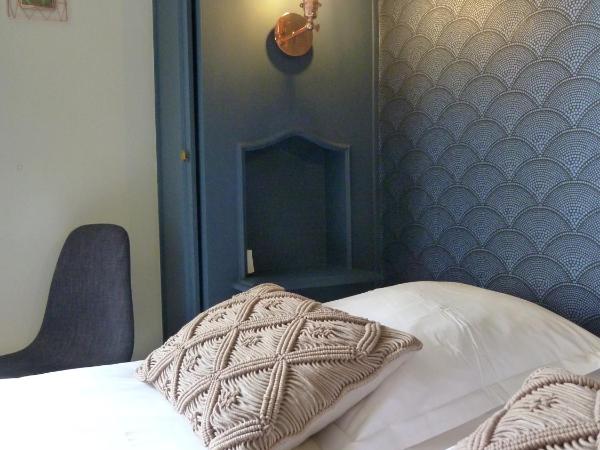 Hôtel Le Bretagne : photo 9 de la chambre petite chambre double - vue sur remparts