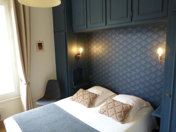 Hôtel Le Bretagne : photo 8 de la chambre petite chambre double - vue sur remparts