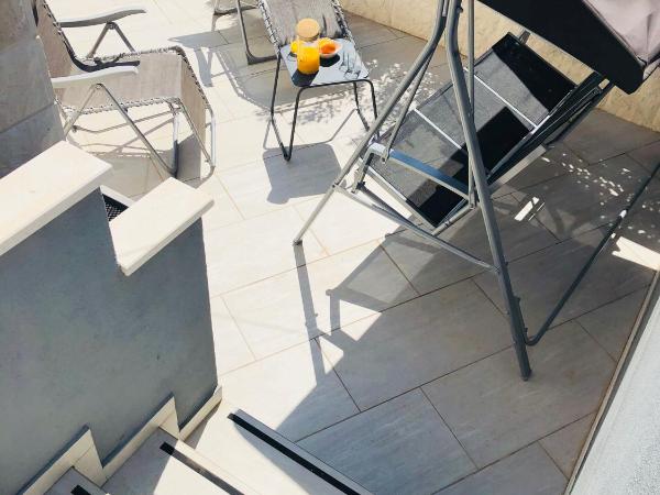 Dubrovnik Icy Guest House : photo 1 de la chambre chambre lit king-size - vue sur jardin