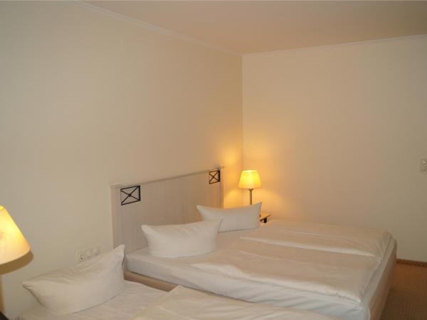 Entrée Groß Borstel Garni Hotel : photo 10 de la chambre chambre double avec lit d'appoint