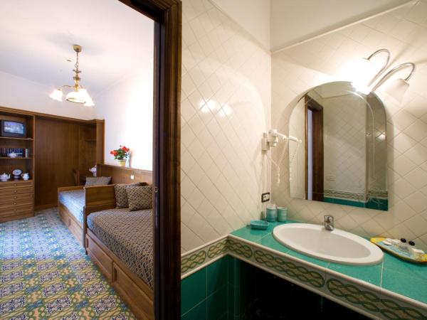 Hotel La Tonnarella : photo 2 de la chambre chambre familiale (2 adultes et 2 enfants)