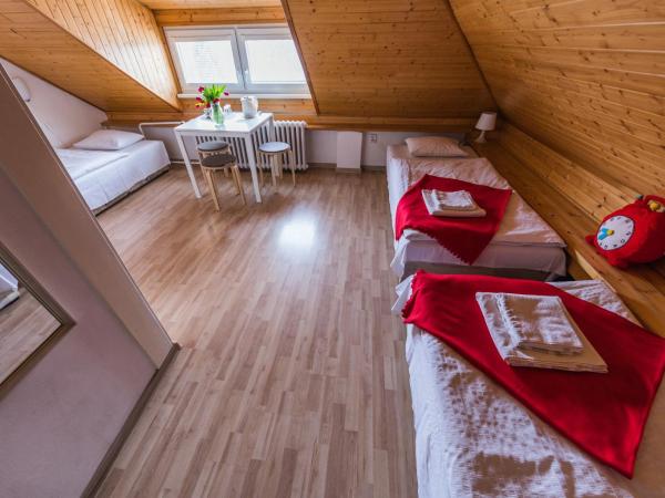 Pension Nika : photo 4 de la chambre chambre triple standard - non-fumeurs