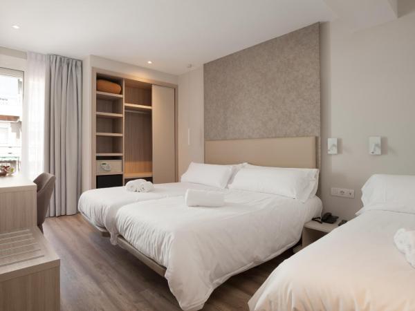 Hostal Centric : photo 2 de la chambre chambre triple supérieure