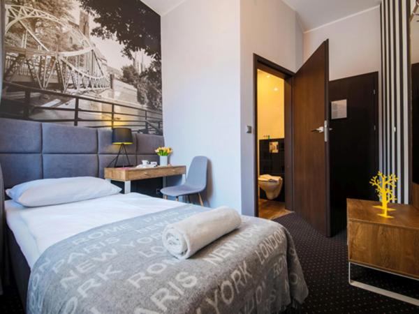 Boogie ApartHouse Old Town : photo 1 de la chambre chambre simple avec salle de bains privative