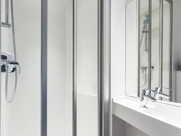 hotelF1 Paris Porte de Châtillon : photo 8 de la chambre chambre cabrio avec salle de bains privative