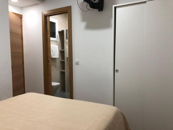 Hostal Guerra : photo 4 de la chambre chambre double ou lits jumeaux avec salle de bains