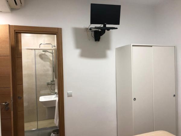 Hostal Guerra : photo 3 de la chambre chambre double ou lits jumeaux avec salle de bains