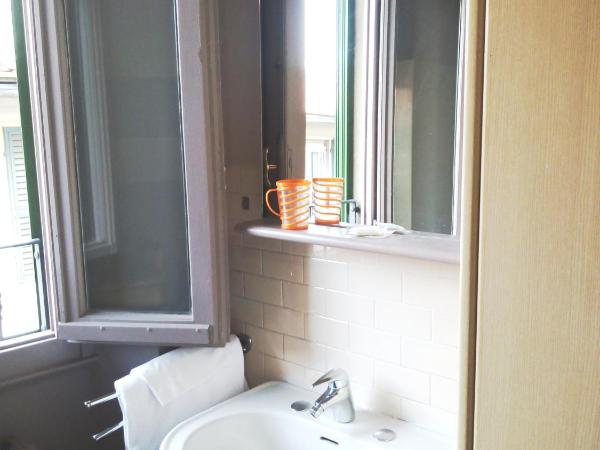 Hotel Lorena : photo 3 de la chambre chambre simple avec salle de bains commune