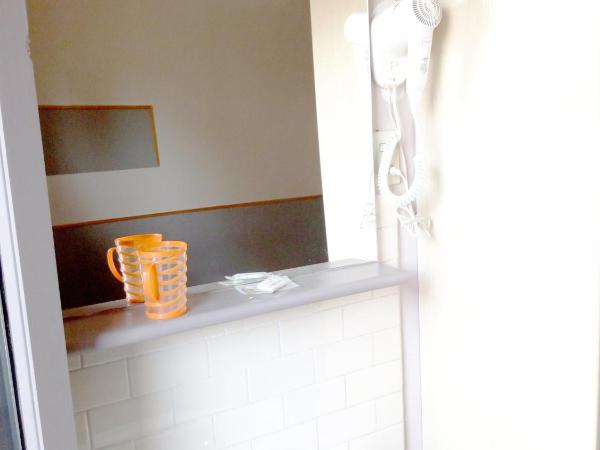 Hotel Lorena : photo 4 de la chambre chambre simple avec salle de bains commune