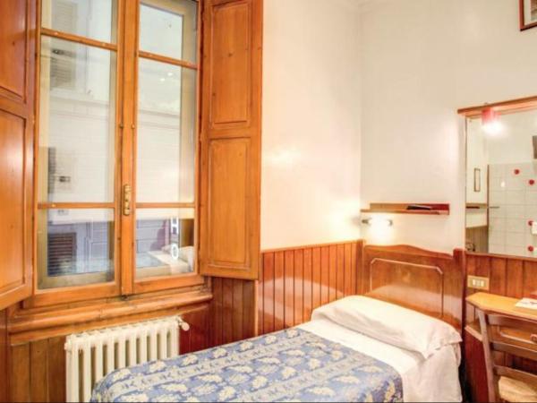 Hotel Lorena : photo 1 de la chambre chambre double ou lits jumeaux avec salle de bains commune