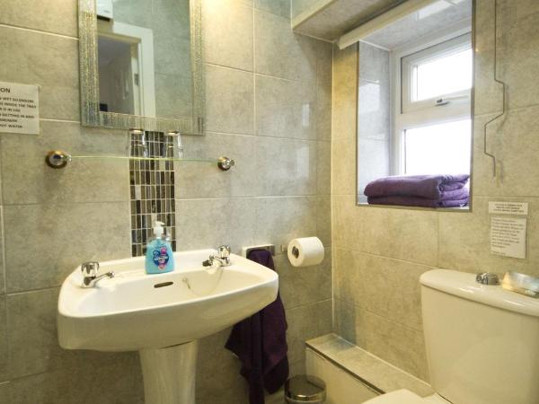 Rossall House , For Families & Couples : photo 7 de la chambre  small double room ensuite