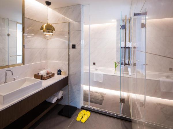 Golden Tulip Shanghai Hongqiao - A Louvre Hotel : photo 5 de la chambre suite deluxe avec lit king-size