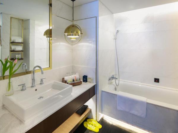 Golden Tulip Shanghai Hongqiao - A Louvre Hotel : photo 4 de la chambre suite deluxe avec lit king-size