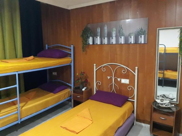 Hostal Mayor : photo 2 de la chambre dortoir pour femmes 8 lits