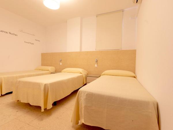 Hostal La Pilarica : photo 1 de la chambre chambre triple Économique