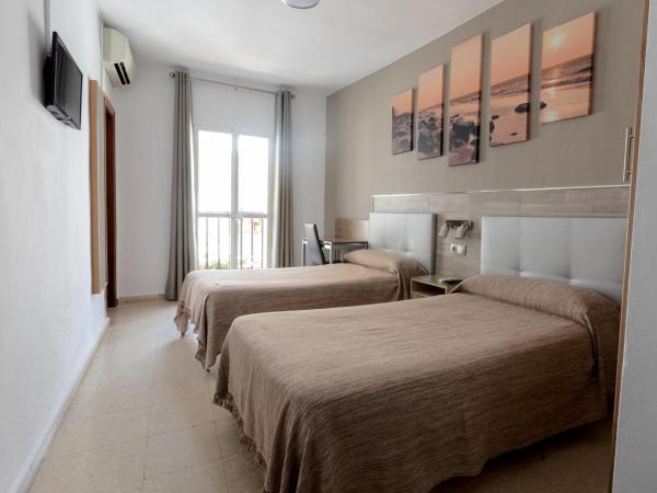 Hostal La Pilarica : photo 3 de la chambre chambre lits jumeaux avec balcon