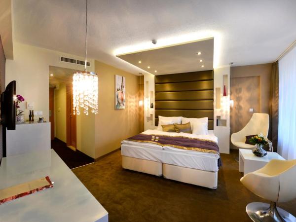 Residence Hotel Balaton : photo 7 de la chambre chambre double avec lit d'appoint (2 adultes + 2 enfants)