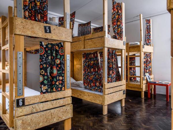 Stay Swanky Hostel : photo 4 de la chambre lit superposé dans dortoir de 8 lits