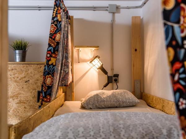 Stay Swanky Hostel : photo 2 de la chambre lit dans dortoir mixte de 8 lits 