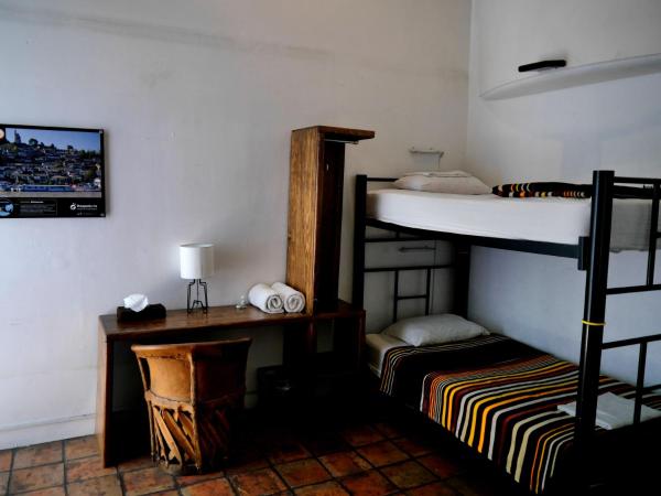 Hostel Hospedarte Centro : photo 10 de la chambre chambre quadruple avec salle de bains commune