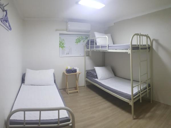 Dongdaemun Neighbors : photo 2 de la chambre chambre triple avec salle de bains privative