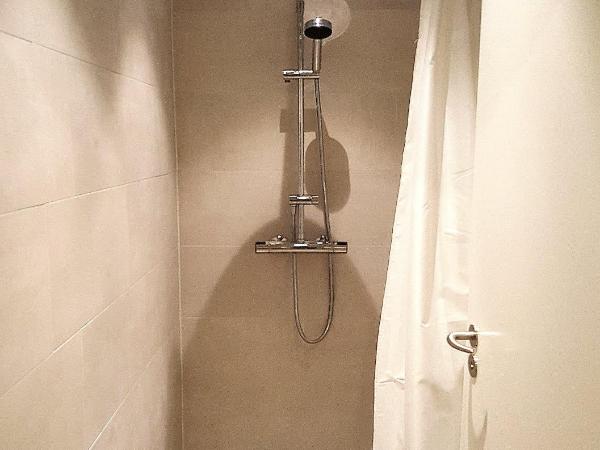 Lækur Guesthouse : photo 8 de la chambre chambre quadruple Économique avec salle de bains commune