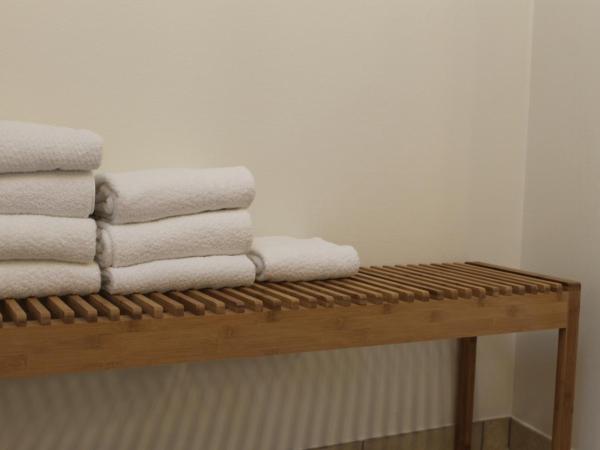 Amalie Bed and Breakfast & Apartments : photo 8 de la chambre chambre double ou lits jumeaux avec salle de bains commune