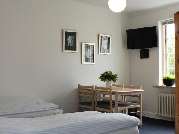 Amalie Bed and Breakfast & Apartments : photo 3 de la chambre chambre quadruple avec salle de bains commune