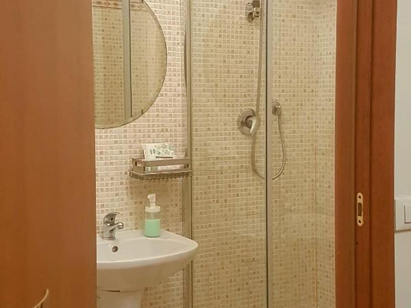 B&B La Cittadella : photo 7 de la chambre chambre double avec salle de bains privative