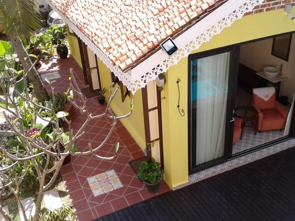 Casugria Dutch Residence 1810 : photo 5 de la chambre chambre lit king-size - vue sur piscine