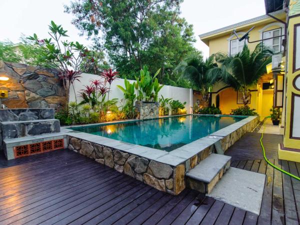 Casugria Dutch Residence 1810 : photo 10 de la chambre chambre lit king-size - vue sur piscine