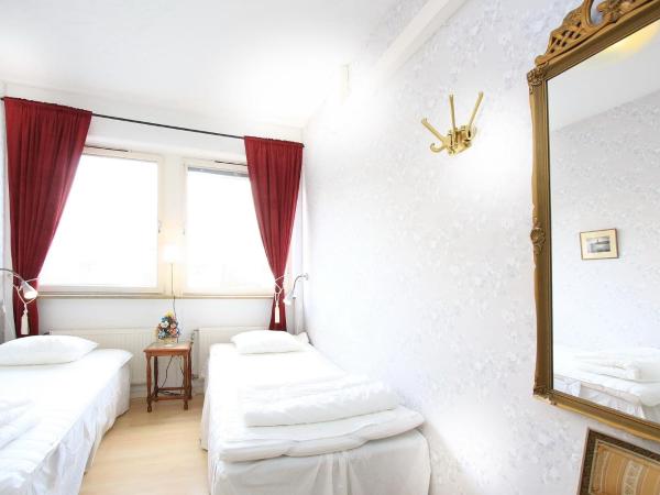 Rut & Ragnars Vandrarhem : photo 6 de la chambre chambre lits jumeaux avec salle de bains commune