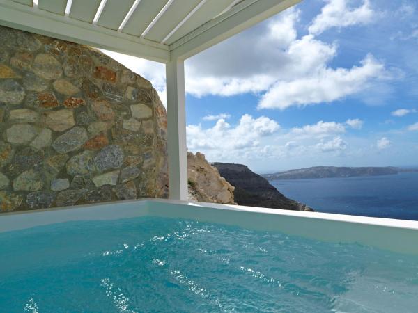 Lilium Hotel Santorini : photo 9 de la chambre chambre double supérieure avec bain à remous - vue sur caldeira
