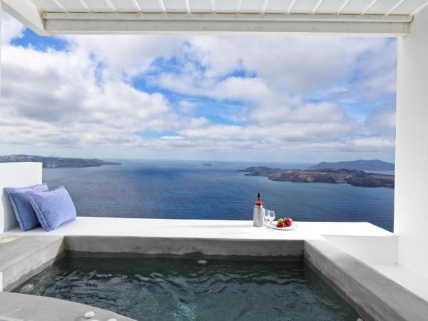 Lilium Hotel Santorini : photo 10 de la chambre suite lune de miel avec jacuzzi et vue sur volcan