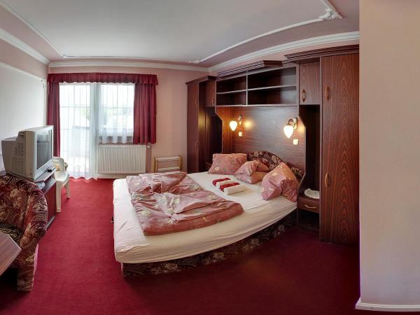 Hegyi Villa : photo 1 de la chambre chambre double avec balcon