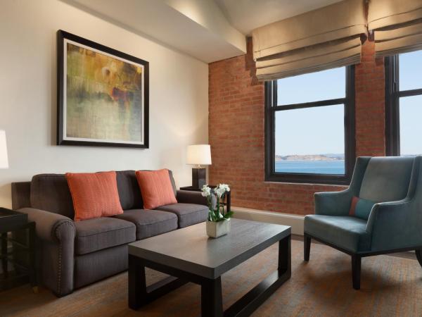 The Fairmont Heritage Place Ghirardelli Square : photo 4 de la chambre one bedroom bay view residence with one king bed and sofa bed