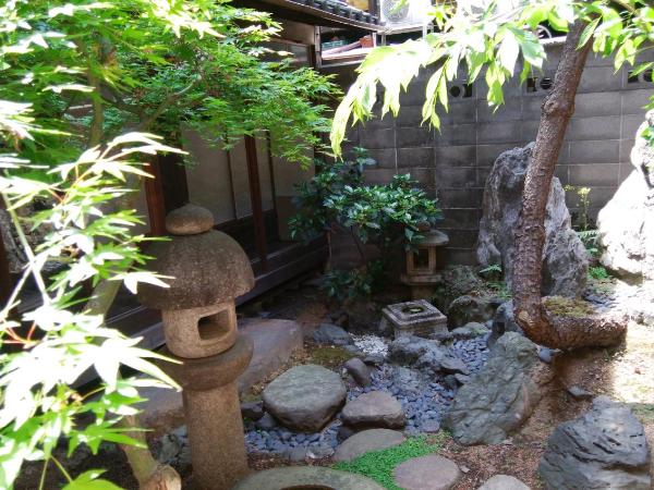 Hostel Ayame : photo 10 de la chambre chambre de style japonais avec salle de bains privative - vue sur jardin - rez-de-chaussée