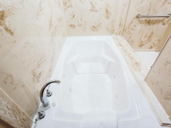 Home Place Inn : photo 6 de la chambre chambre lit king-size avec baignoire spa - non-fumeurs