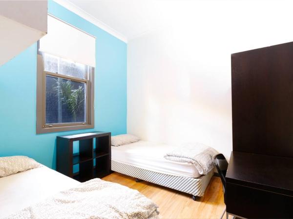 South Yarra Hostel : photo 2 de la chambre chambre lits jumeaux avec salle de bains commune