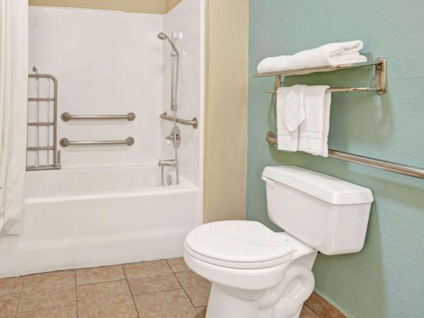 Super 8 Dallas-Mesquite : photo 4 de la chambre chambre avec 2 lits queen-size et baignoire - accessible aux personnes à mobilité réduite - non-fumeurs
