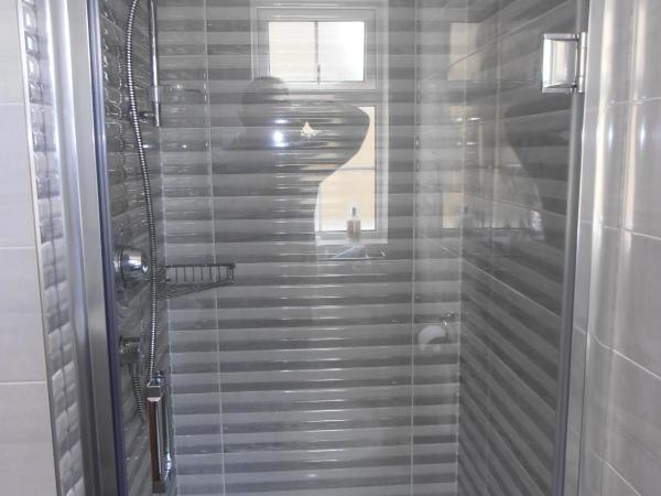 Larkfield House B&B, Ballycasheen Kerry V93 WD51 : photo 4 de la chambre chambre lits jumeaux avec salle de bains privative