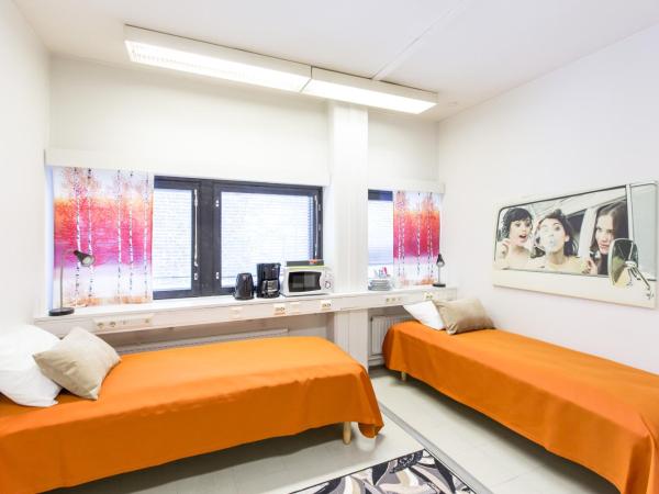 Forenom Hostel Vantaa Airport : photo 1 de la chambre chambre lits jumeaux avec salle de bains commune