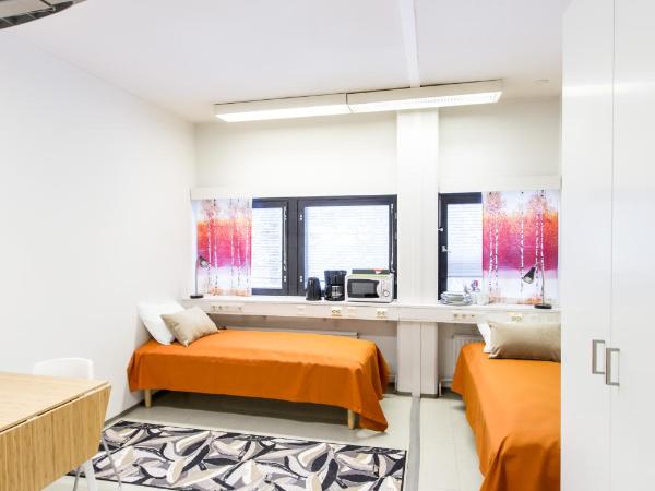 Forenom Hostel Vantaa Airport : photo 6 de la chambre chambre lits jumeaux avec salle de bains commune