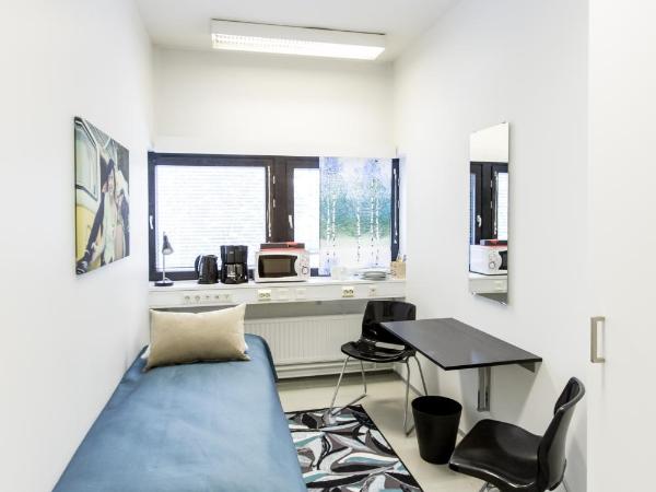 Forenom Hostel Vantaa Airport : photo 4 de la chambre chambre simple avec salle de bains commune