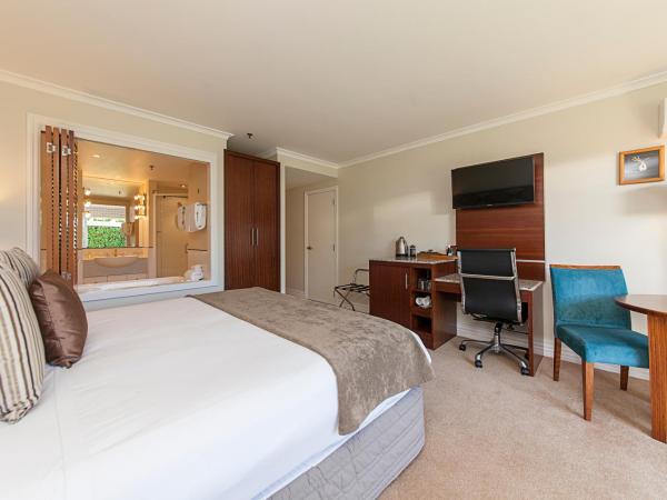 VR Rotorua Lake Resort : photo 2 de la chambre chambre lit king-size - vue sur jardin