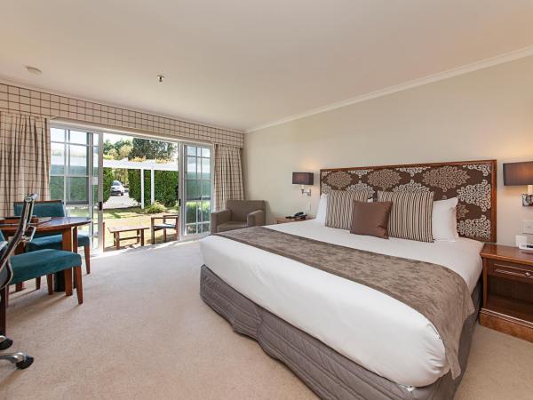 VR Rotorua Lake Resort : photo 1 de la chambre chambre lit king-size - vue sur jardin